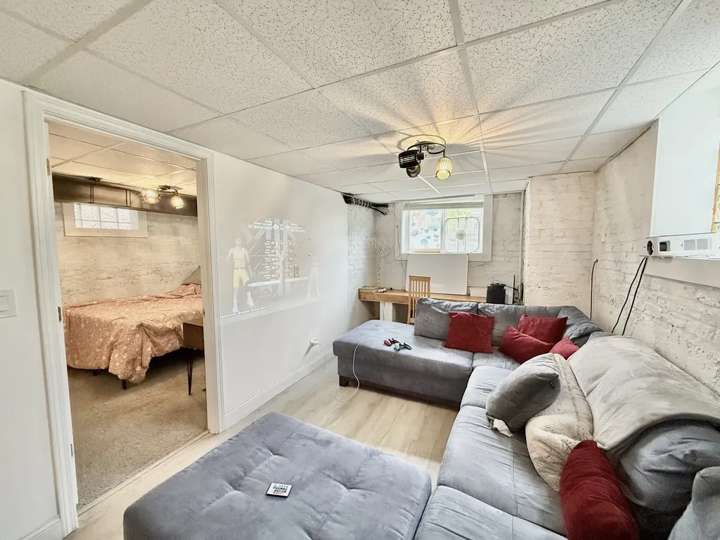 2915 West Mclean Avenue Chicago IL 60647