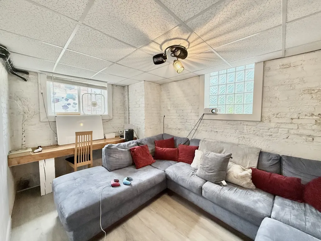 2915 West Mclean Avenue Chicago IL 60647