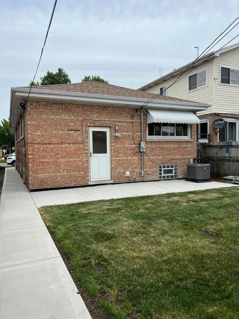 5749 West 63rd Place Chicago IL 60638