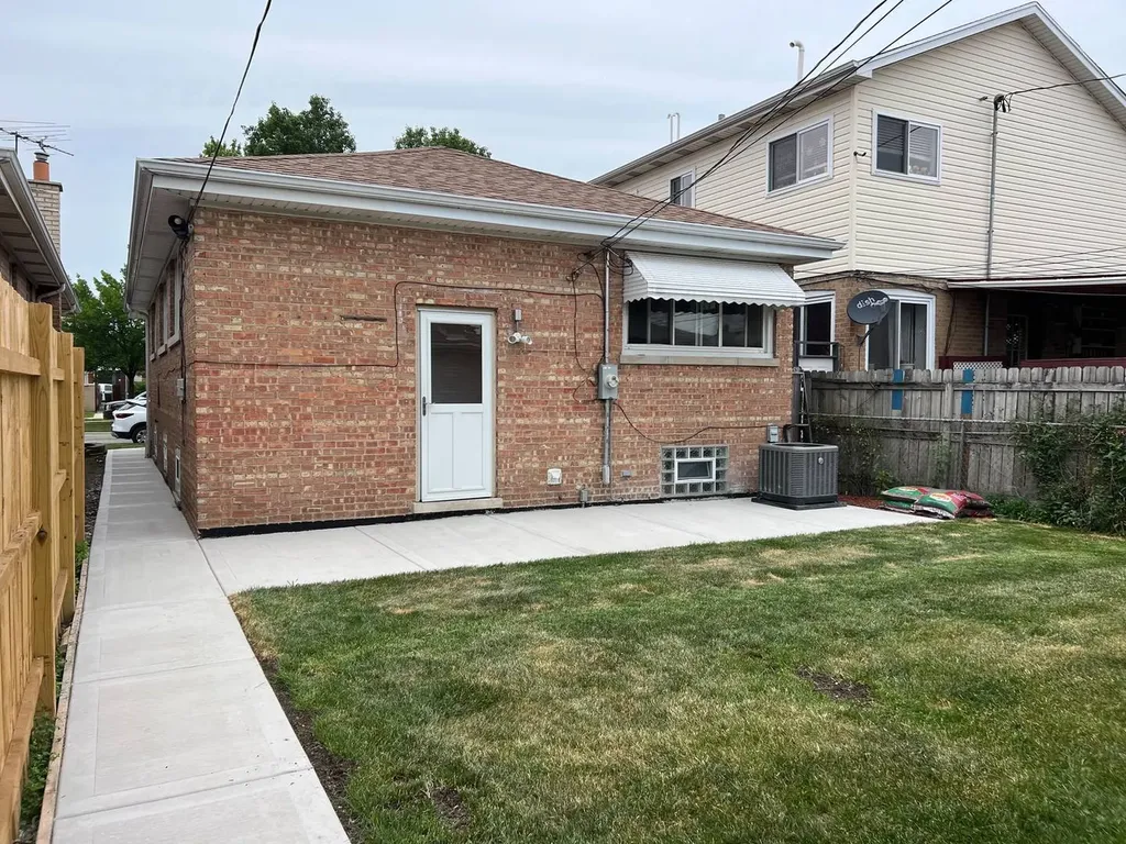 5749 West 63rd Place Chicago IL 60638