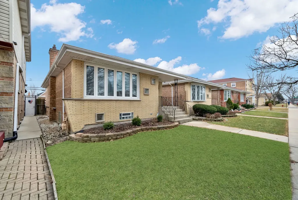 5749 West 63rd Place Chicago IL 60638