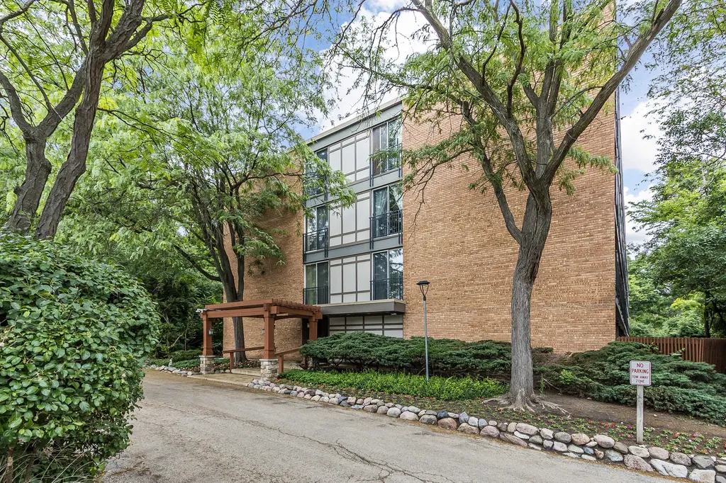 5830 Oakwood Drive Lisle IL 60532