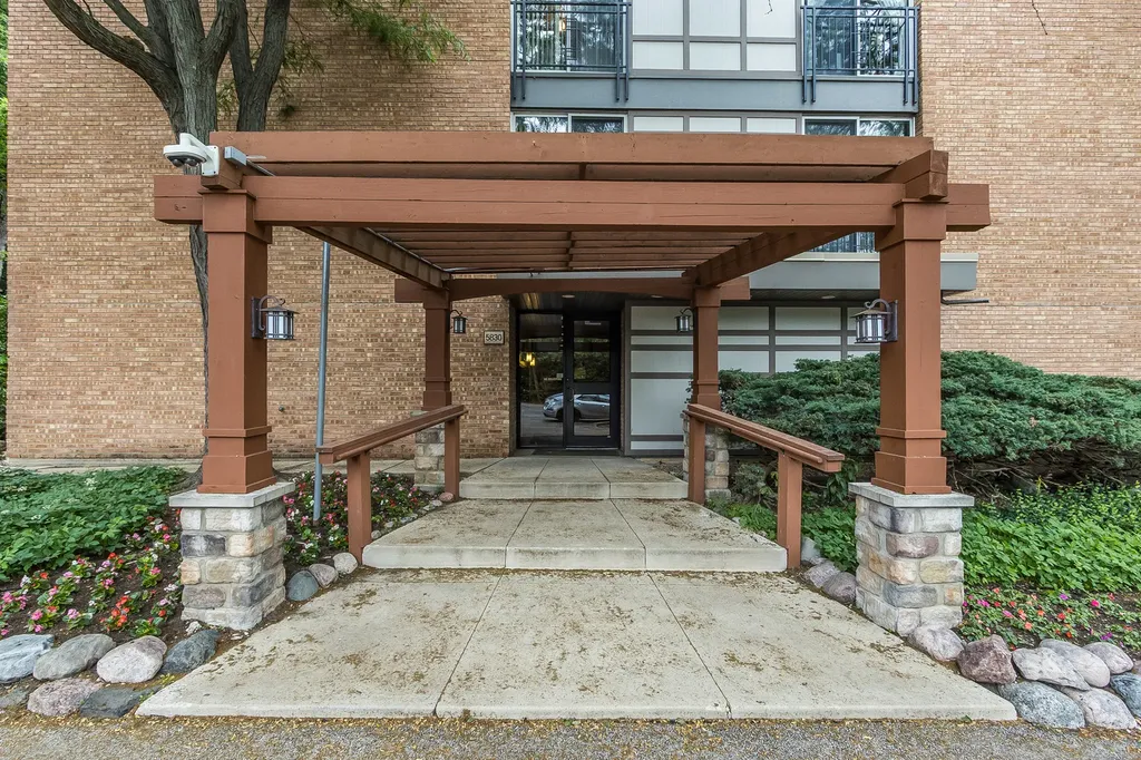 5830 Oakwood Drive Lisle IL 60532