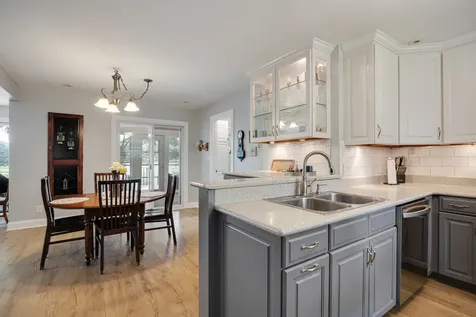 810 North Allen Avenue Mchenry IL 60050