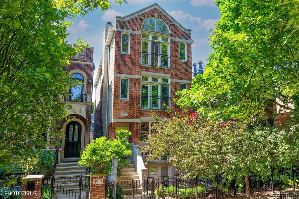 1717 West Nelson Street Chicago IL 60657
