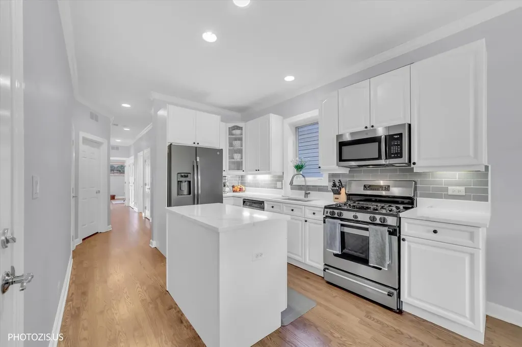 1717 West Nelson Street Chicago IL 60657