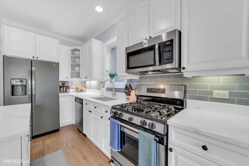 1717 West Nelson Street Chicago IL 60657