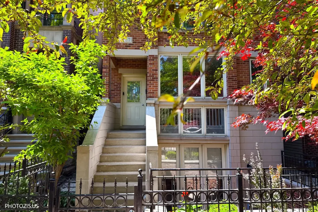 1717 West Nelson Street Chicago IL 60657