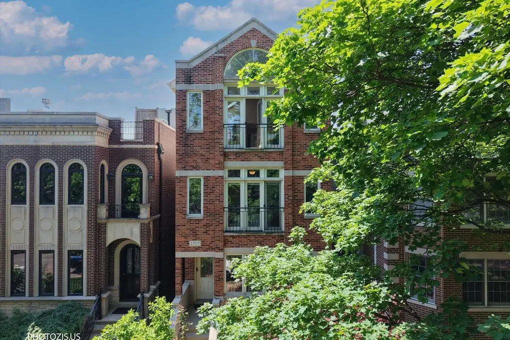 1717 West Nelson Street Chicago IL 60657