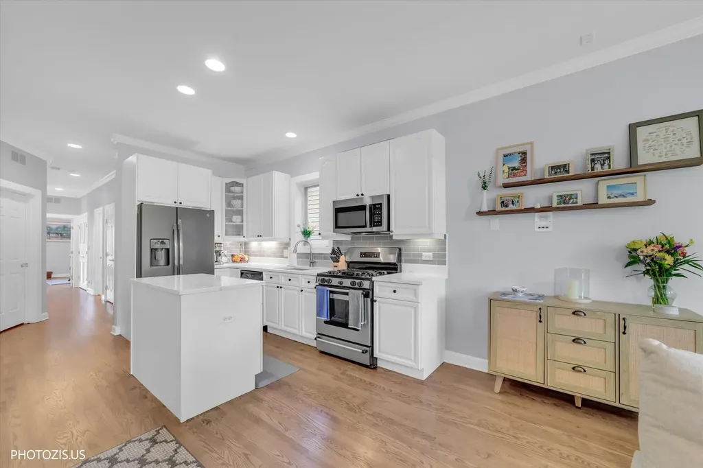 1717 West Nelson Street Chicago IL 60657