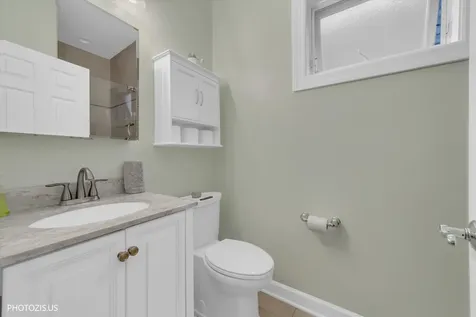 1717 West Nelson Street Chicago IL 60657
