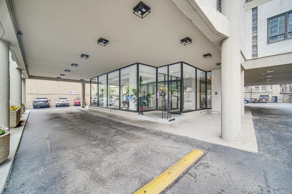 5740 North Sheridan Road Chicago IL 60660