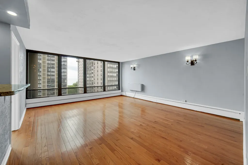 5740 North Sheridan Road Chicago IL 60660