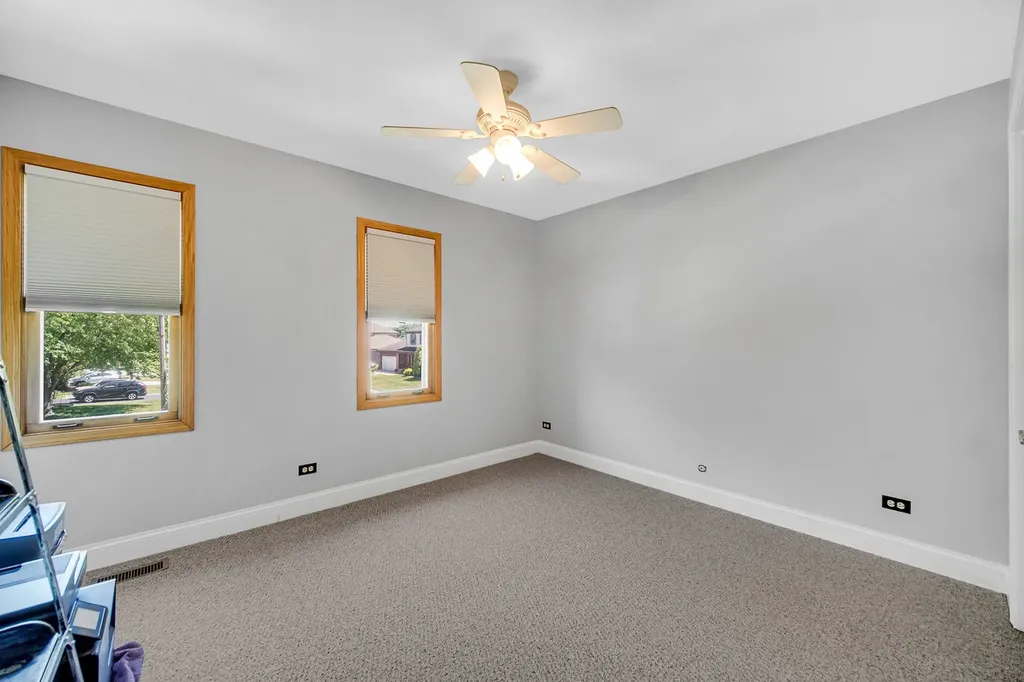 90 Rodenburg Road Roselle IL 60172