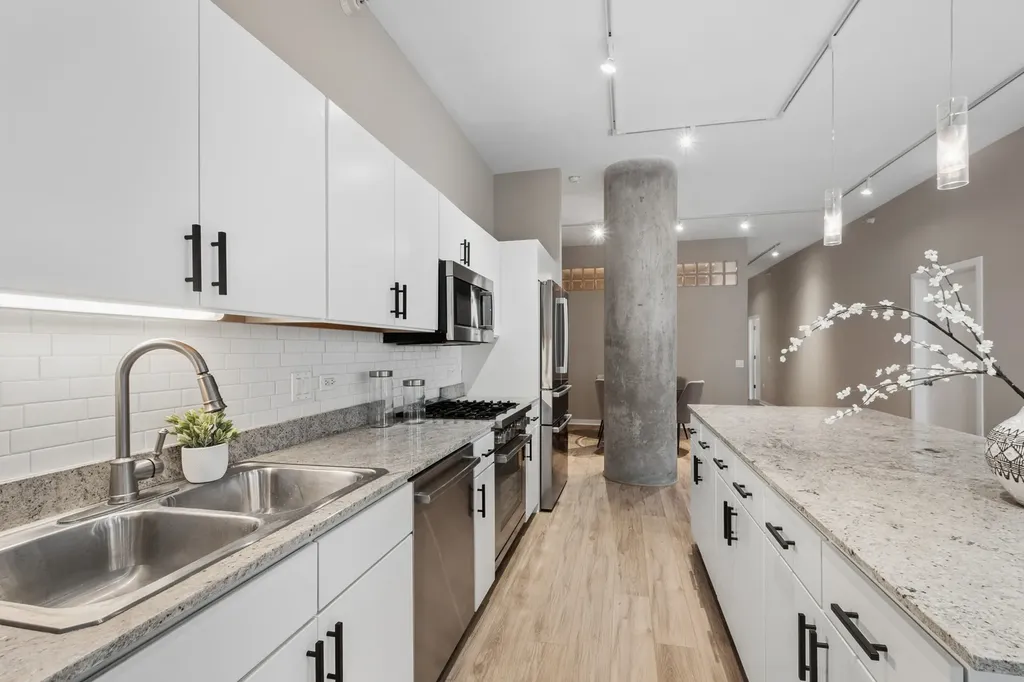 860 West Blackhawk Street Chicago IL 60642