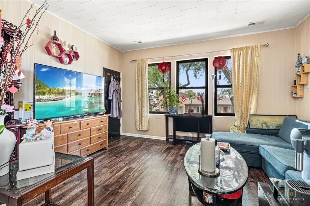 655 West 43rd Place Chicago IL 60609