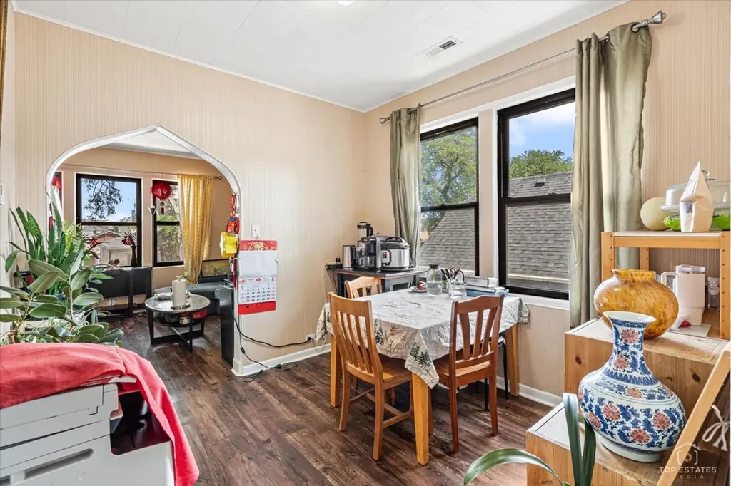 655 West 43rd Place Chicago IL 60609