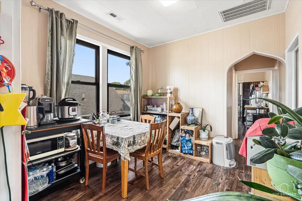 655 West 43rd Place Chicago IL 60609