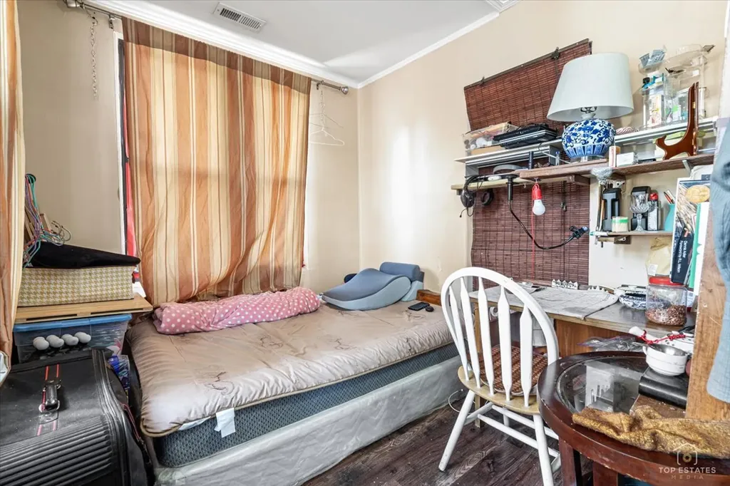 655 West 43rd Place Chicago IL 60609