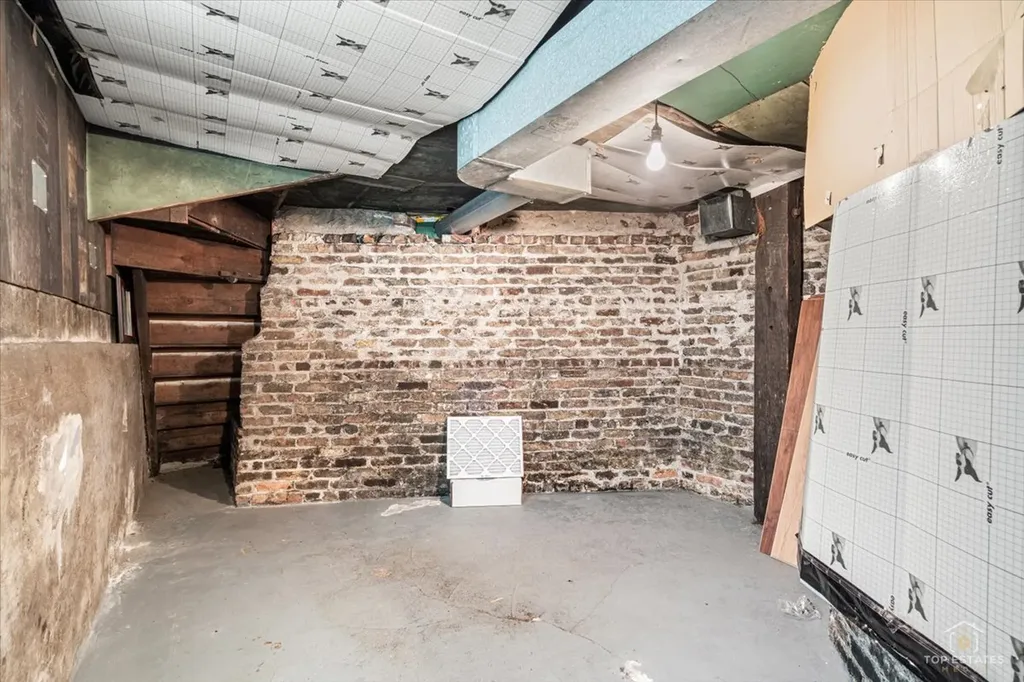 655 West 43rd Place Chicago IL 60609