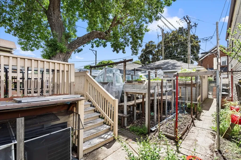 655 West 43rd Place Chicago IL 60609