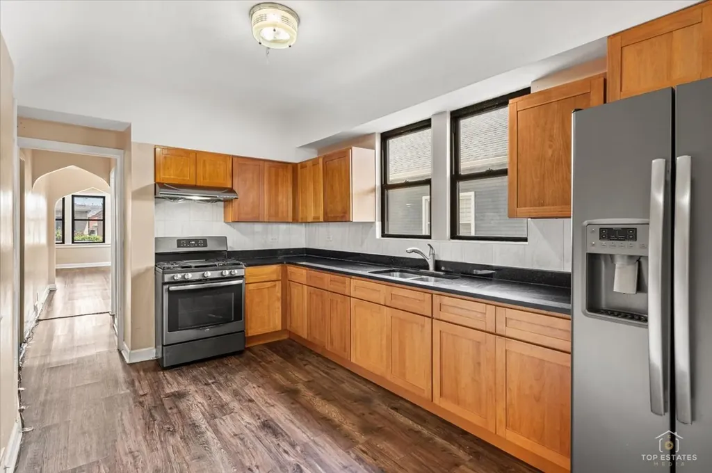 655 West 43rd Place Chicago IL 60609