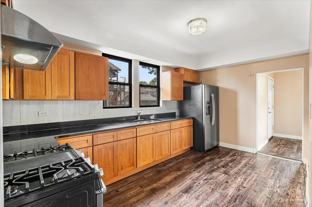 655 West 43rd Place Chicago IL 60609