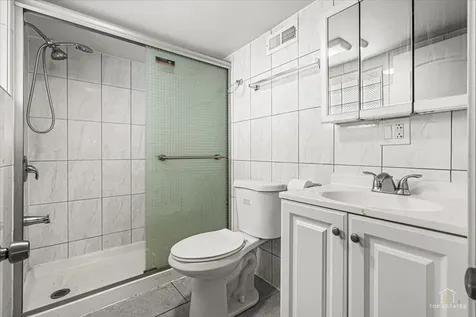 655 West 43rd Place Chicago IL 60609