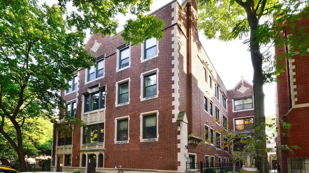6827 North Lakewood Avenue Chicago IL 60626