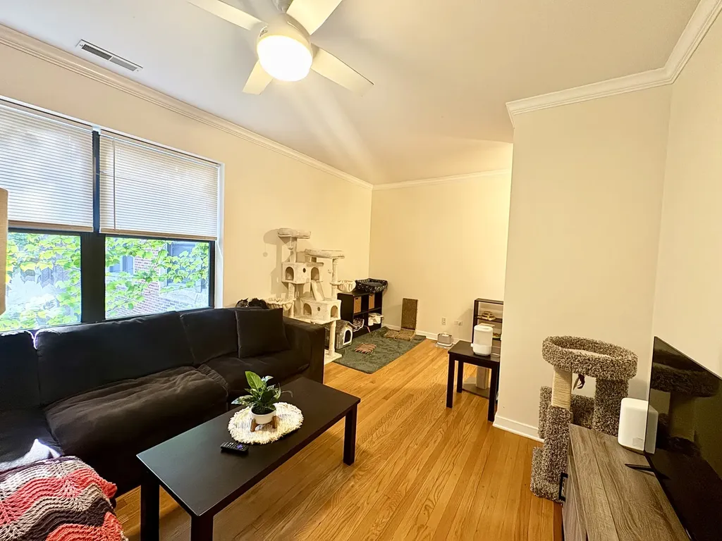 6827 North Lakewood Avenue Chicago IL 60626