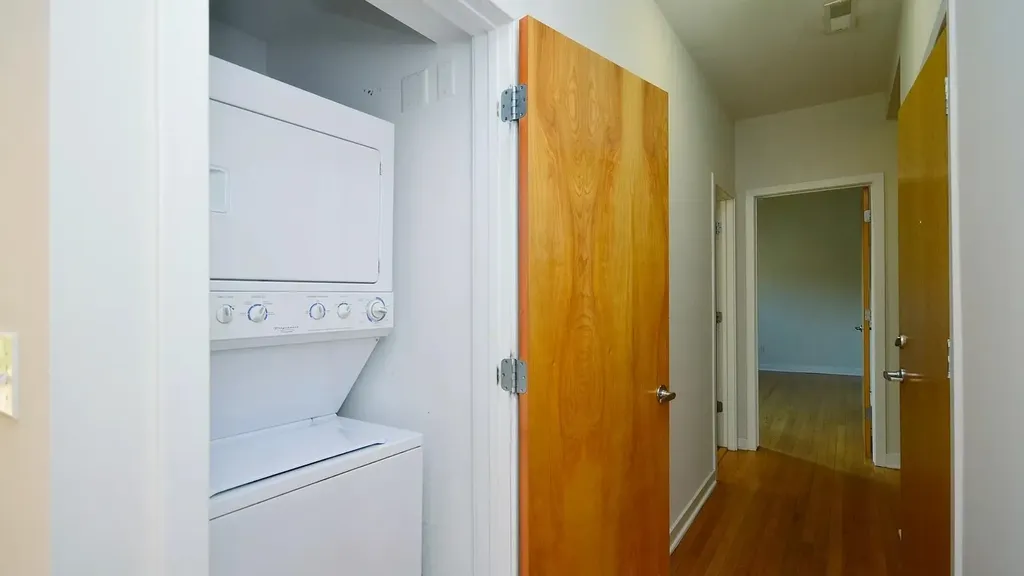 6827 North Lakewood Avenue Chicago IL 60626