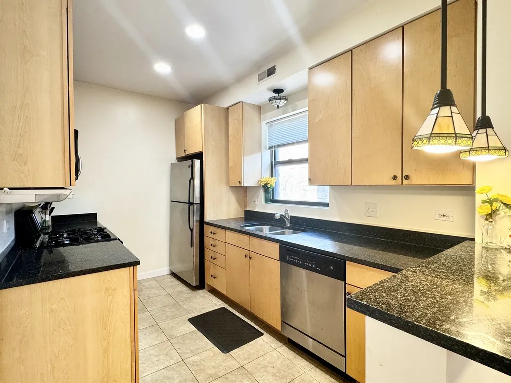 6827 North Lakewood Avenue Chicago IL 60626