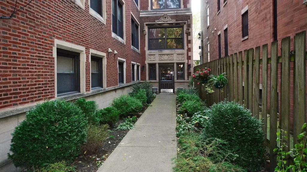 6827 North Lakewood Avenue Chicago IL 60626