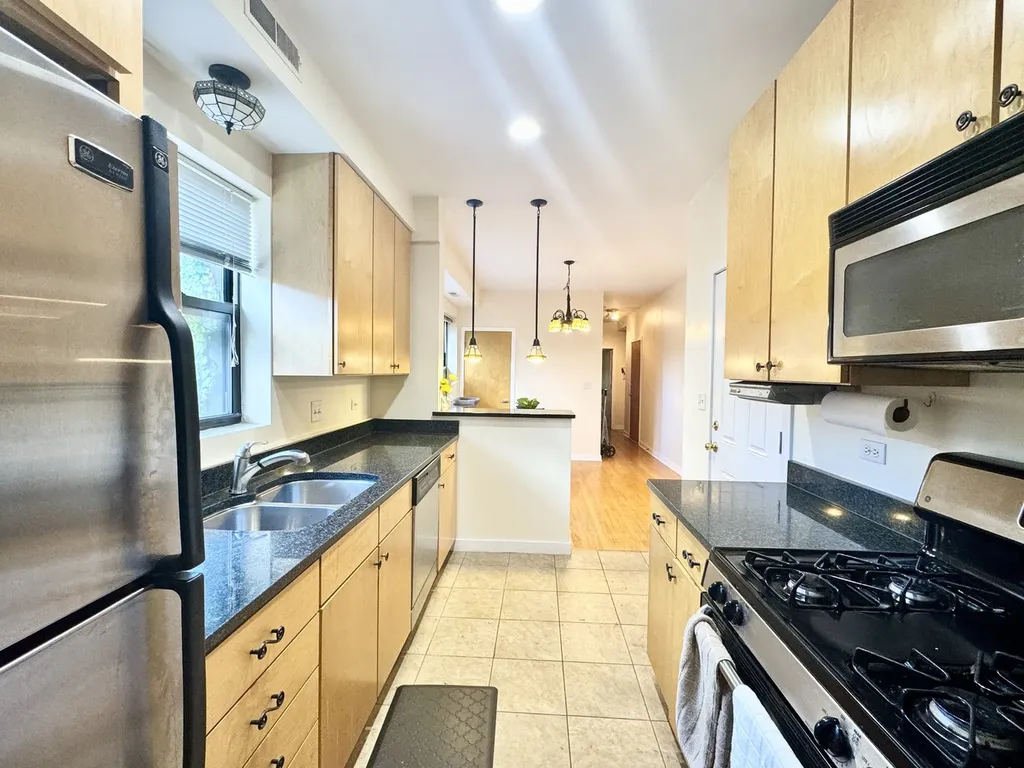 6827 North Lakewood Avenue Chicago IL 60626