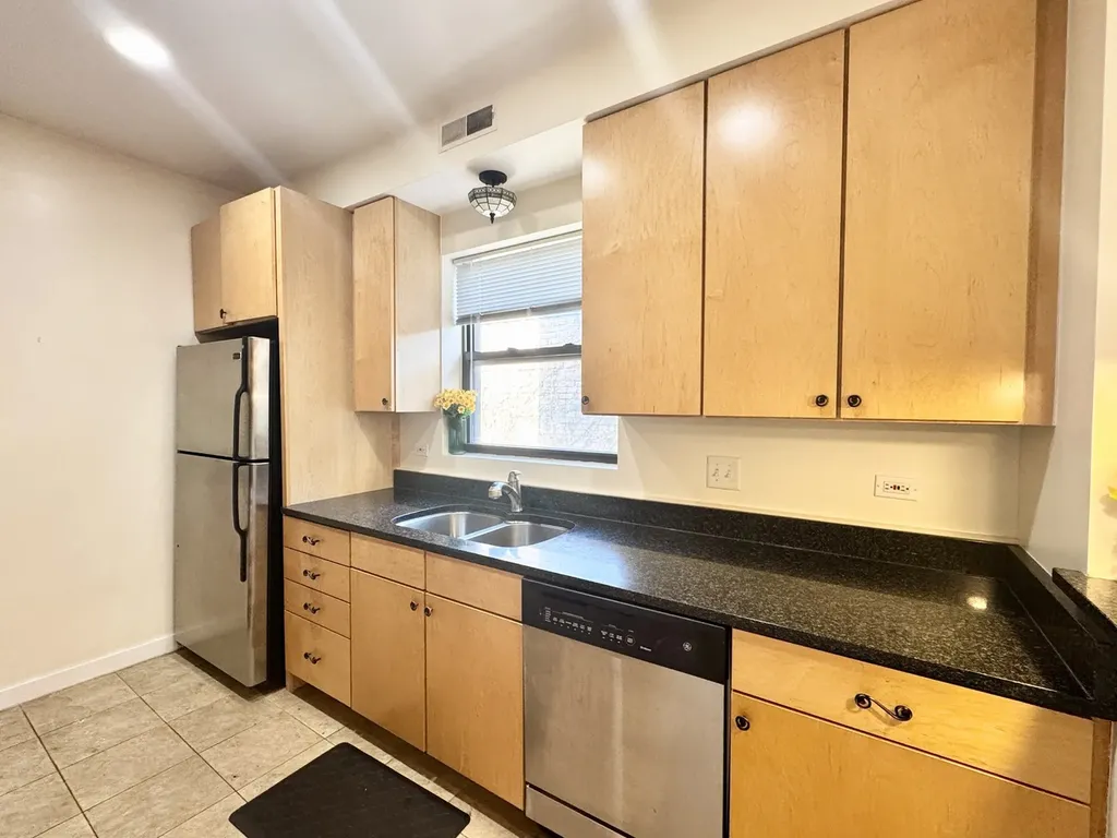 6827 North Lakewood Avenue Chicago IL 60626