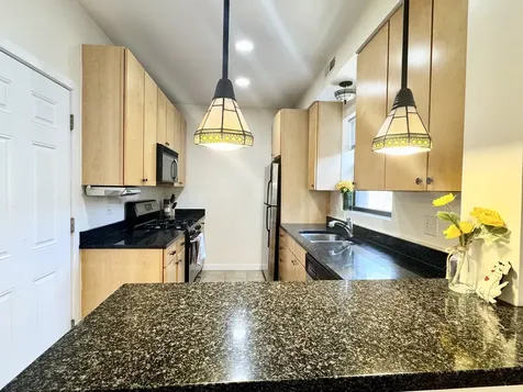 6827 North Lakewood Avenue Chicago IL 60626