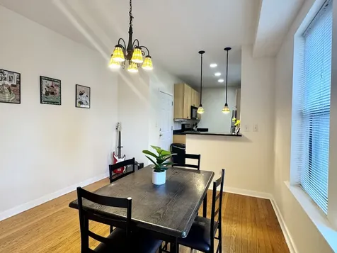 6827 North Lakewood Avenue Chicago IL 60626