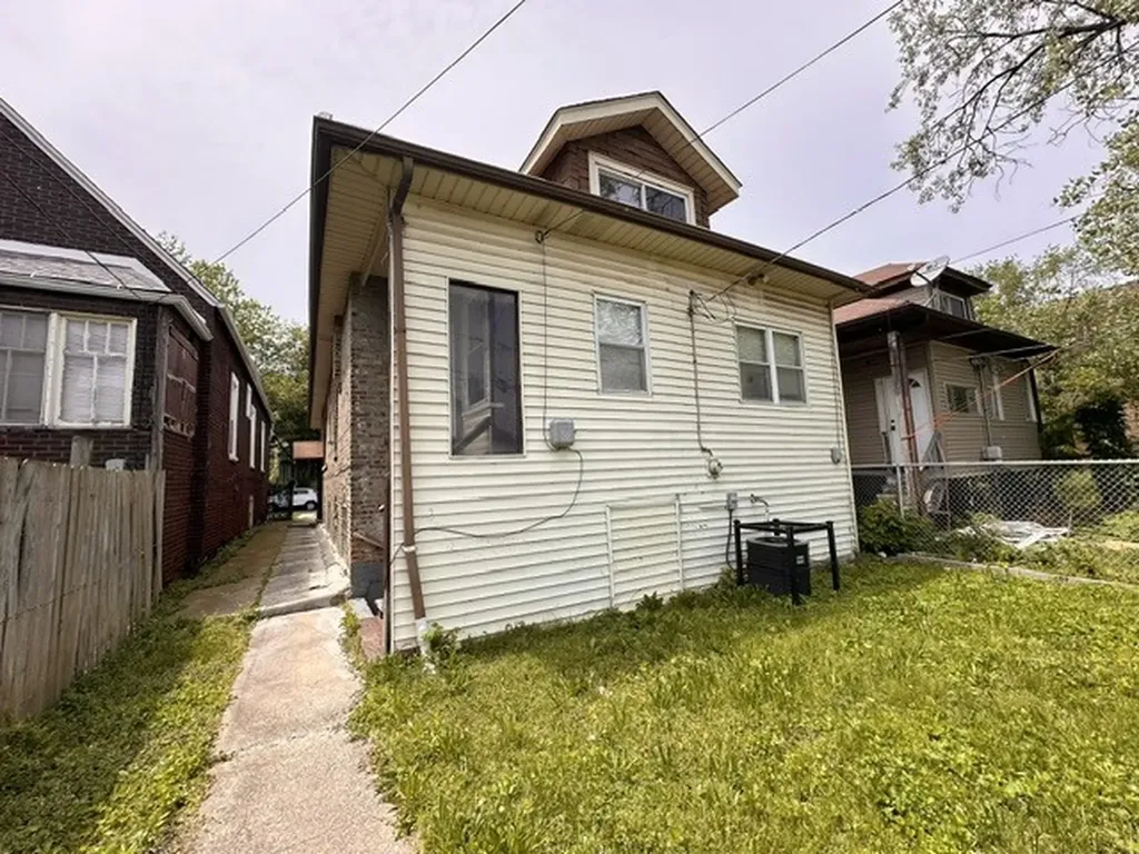 7949 South Manistee Avenue Chicago IL 60617