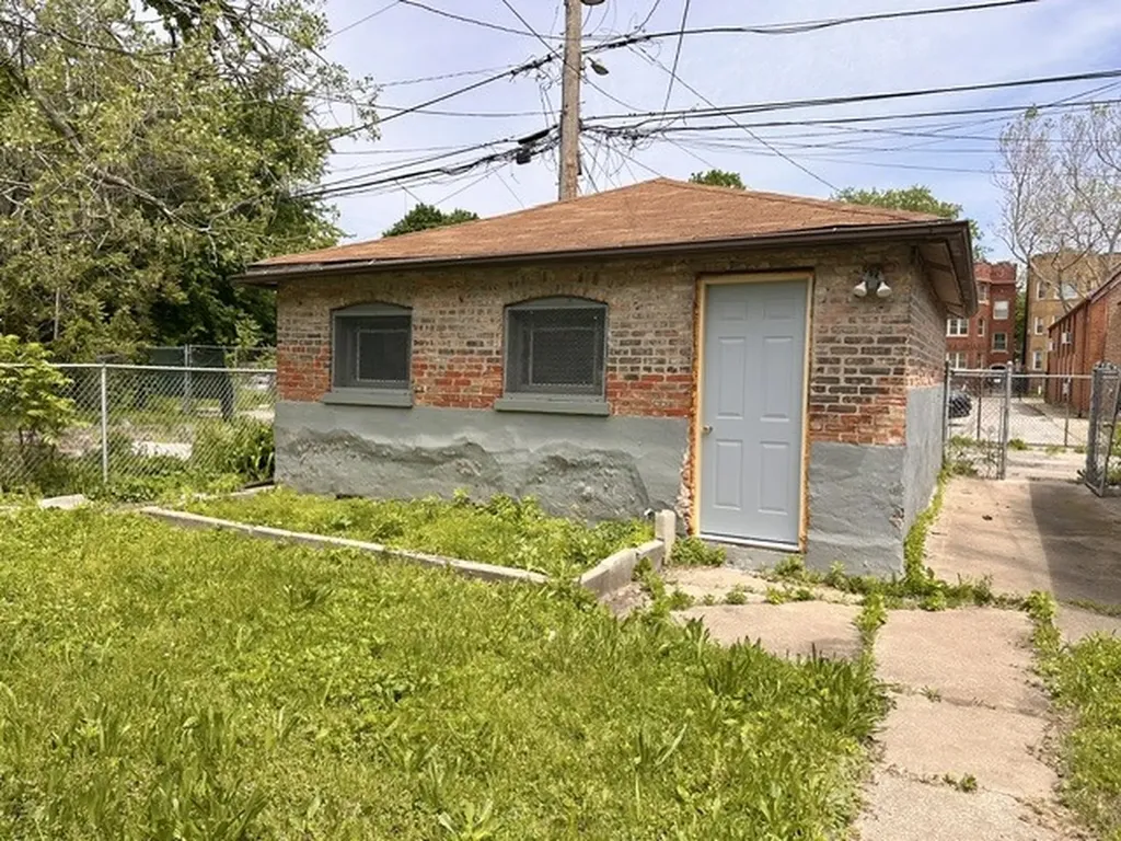 7949 South Manistee Avenue Chicago IL 60617