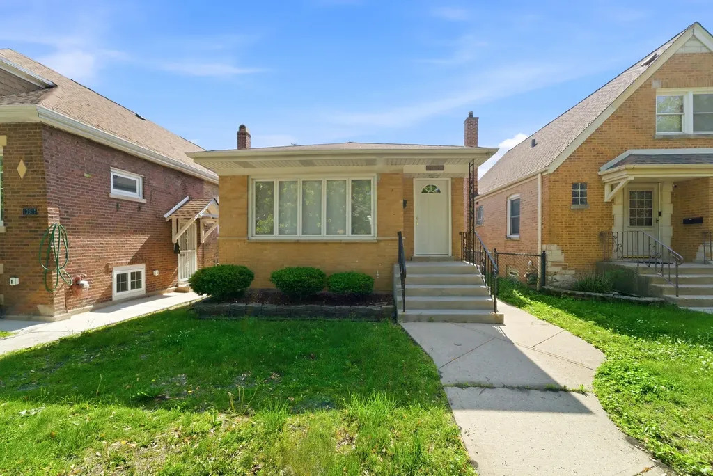 10817 South Avenue G Chicago IL 60617