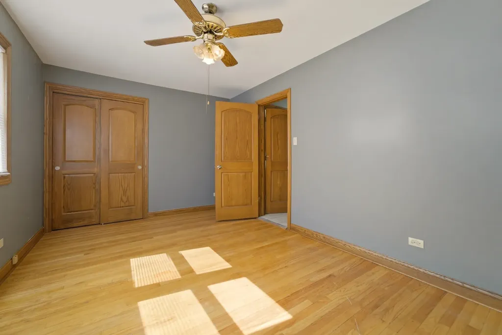 10817 South Avenue G Chicago IL 60617