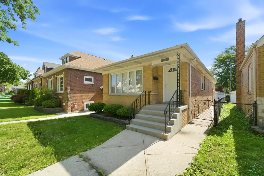 10817 South Avenue G Chicago IL 60617