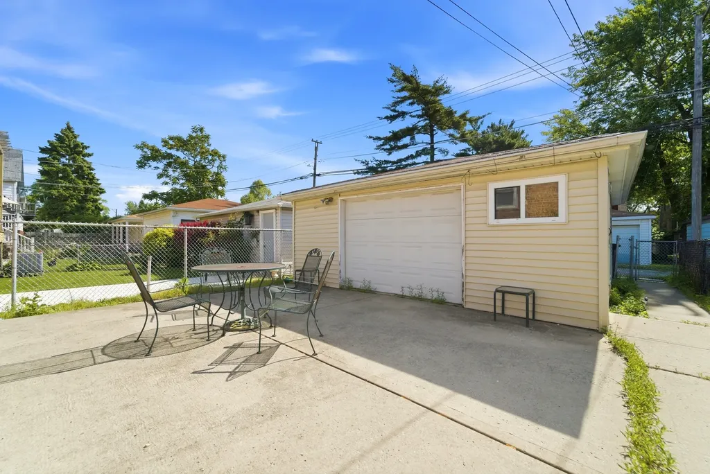 10817 South Avenue G Chicago IL 60617