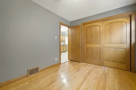 10817 South Avenue G Chicago IL 60617