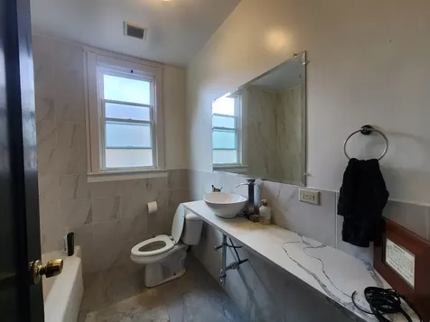 6106 North Washtenaw Avenue Chicago IL 60659