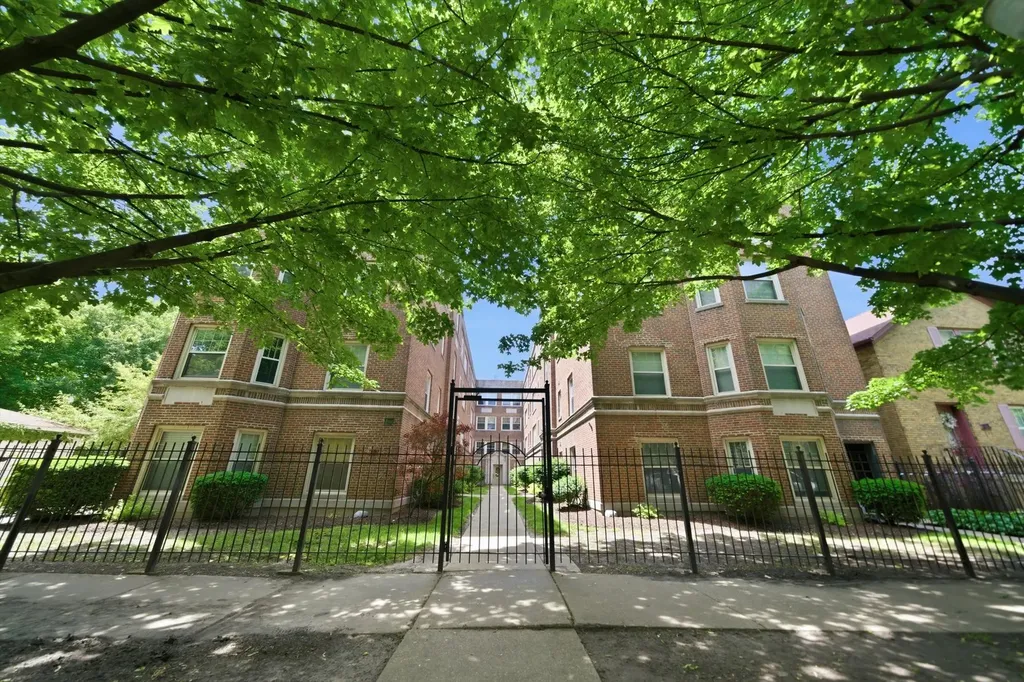 7318 North Honore Street Chicago IL 60626