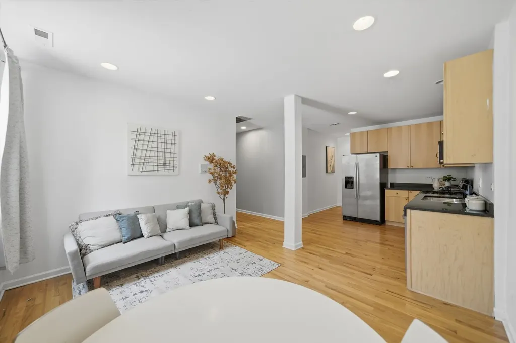 7318 North Honore Street Chicago IL 60626
