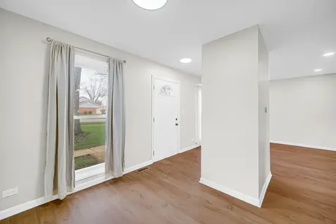 2022 Duxbury Court Streamwood IL 60107