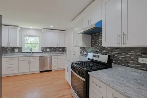 2232 Sprucewood Avenue Des Plaines IL 60018
