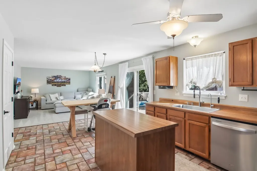 3880 Thornberry Way Lake In The Hills IL 60156